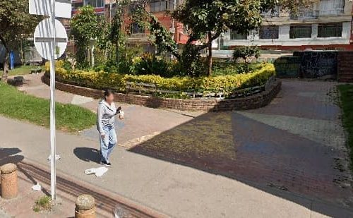 Ladrón en bicicleta asalta a mujer en parada de alimentador en el barrio La Toscana a las 5:30 de la mañana