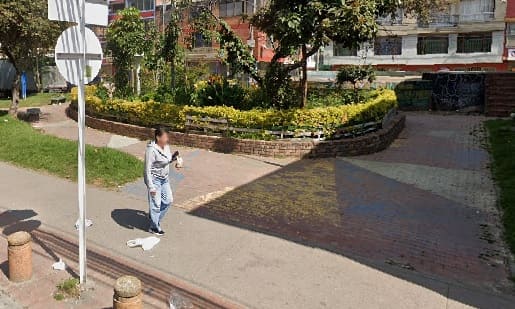 Ladrón en bicicleta asalta a mujer en parada de alimentador en el barrio La Toscana a las 5:30 de la mañana