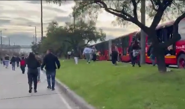 Motociclistas bloquean varias vías de Bogotá en rechazo a la restricción del parrillero durante el puente de Halloween