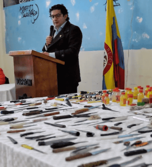 Jóvenes en Bogotá entregaron más de 3 mil armas y elementos de consumo de sustancias