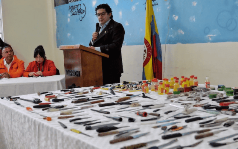 Jóvenes en Bogotá entregaron más de 3 mil armas y elementos de consumo de sustancias