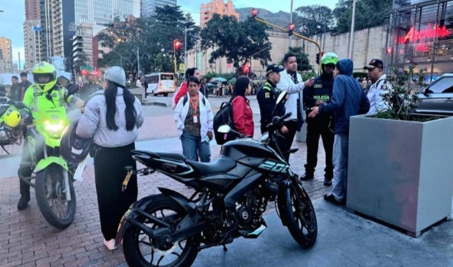 20 comparendos a conductores en Operación Espacio Público contra mal parqueo en Bogotá