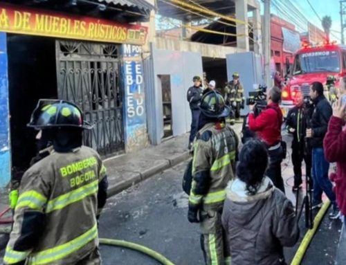 Bomberos de Bogotá atiende emergencia tras incendio en fábrica de muebles en barrio Las Cruces