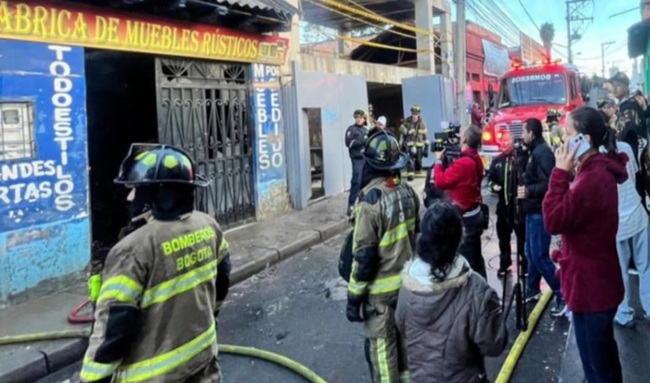 Bomberos de Bogotá atiende emergencia tras incendio en fábrica de muebles en barrio Las Cruces
