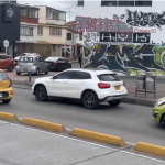 Imprudencia vial en Av. Suba: conductora parqueó en plena vía por 15 minutos