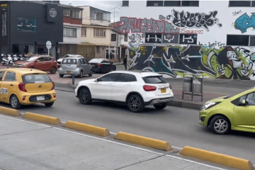 Imprudencia vial en Av. Suba: conductora parqueó en plena vía por 15 minutos