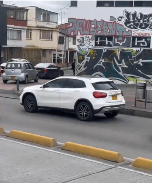 Imprudencia vial en Av. Suba: conductora parqueó en plena vía por 15 minutos