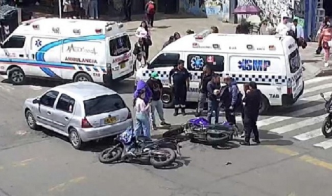 Choque múltiple deja dos motociclistas con lesiones leves y congestión en la Av. Ciudad de Cali con Suba