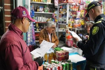 Cinco botellas de licor adulterado y 49 cervezas vencidas en operativos de Halloween en Bogotá