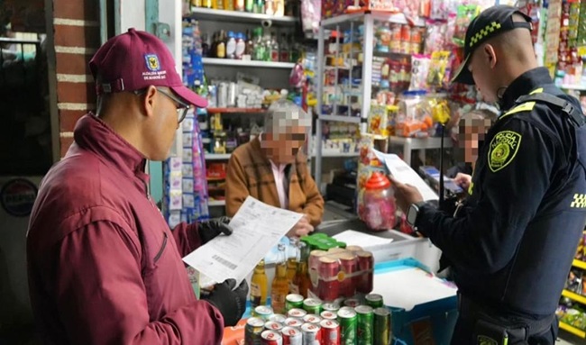 Cinco botellas de licor adulterado y 49 cervezas vencidas en operativos de Halloween en Bogotá