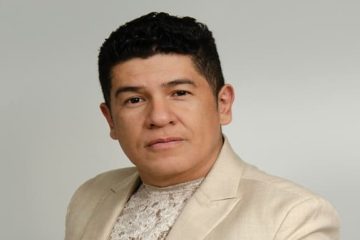 Robinson Silva cierra el 2025 con Alci Acosta y Juan Fernando Velazco celebrando a Julio Jaramillo