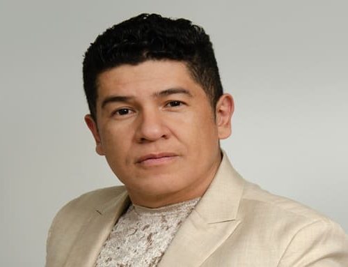 Robinson Silva cierra el 2025 con Alci Acosta y Juan Fernando Velazco celebrando a Julio Jaramillo