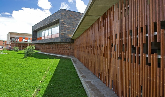 Padres Denuncian: Alrededores del Colegio Gerardo Molina, un "Hotel 5 Estrellas" para Habitantes de Calle