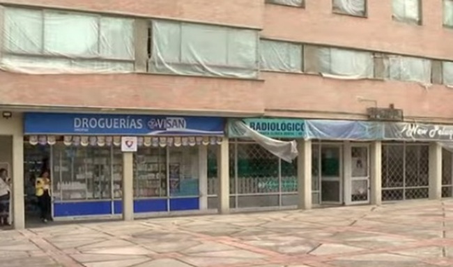 Siete delincuentes asaltan droguería en el barrio Ilarco en Suba y huyen con millonario botín