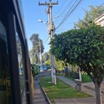 Grave congestión vehicular en el barrio La Fontana, Suba, obliga a peatones a continuar a pie