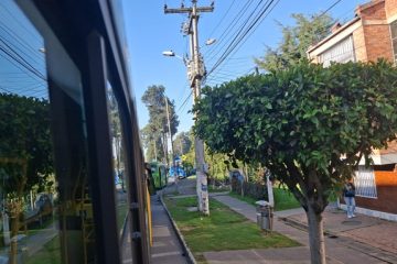 Grave congestión vehicular en el barrio La Fontana, Suba, obliga a peatones a continuar a pie