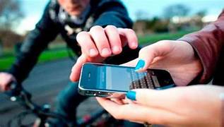 ¡Robo en Villa Elisa! Ladrón en bicicleta dejó a mujer «hablando sola» tras rápido hurto de celular