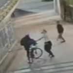 ¡La inseguridad no cesa! Violento atraco a ciclista en el puente en horas de la noche este fin de semana