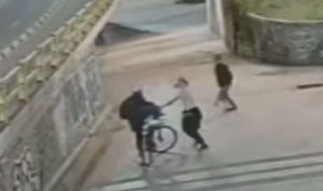 ¡La inseguridad no cesa! Violento atraco a ciclista en el puente en horas de la noche este fin de semana