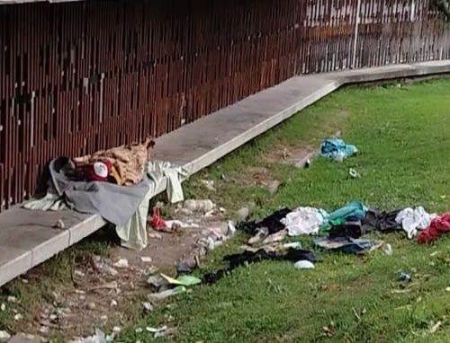 ¡Alerta en Suba! Padres denuncian: alrededores del Colegio Gerardo Molina, un «hotel 5 estrellas» para habitantes de calle