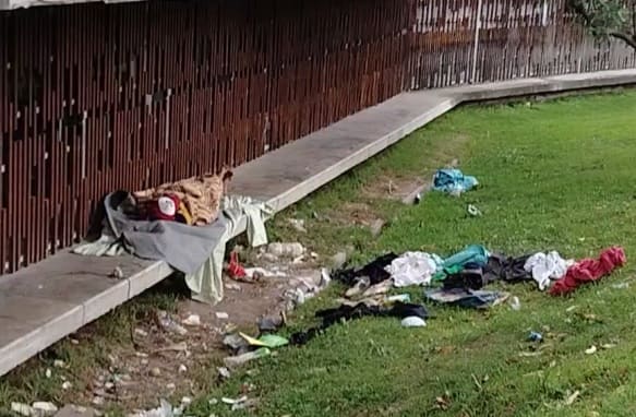 ¡Alerta en Suba! Padres denuncian: alrededores del Colegio Gerardo Molina, un "hotel 5 estrellas" para habitantes de calle