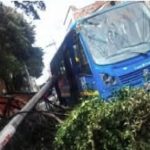 Emergencia en Suba: Poste cae sobre bus zonal y causa caos vehicular