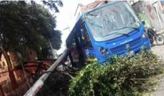 Emergencia en Suba: Poste cae sobre bus zonal y causa caos vehicular
