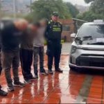 Capturan a Tres Hombres Desmantelando un Vehículo Robado dentro de una Residencia en San Cristóbal