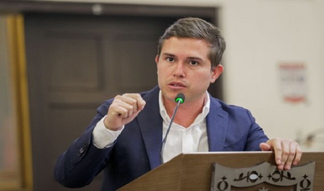 Concejal Araque lanza alerta: pólvora dejó 146 quemados en 2024, 43 eran menores de edad