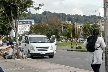 ¡Indignante! Arrojan muebles y colchones en la Avenida el Tabor con Avenida Cali