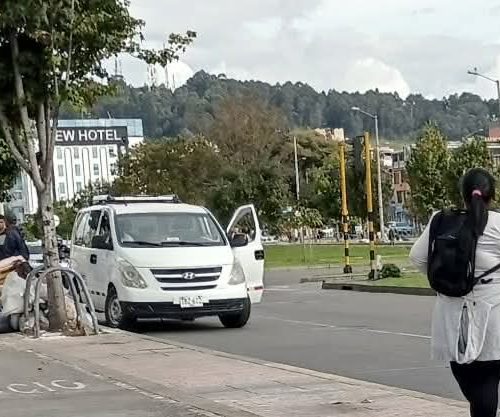 ¡Indignante! Arrojan muebles y colchones en la Avenida el Tabor con Avenida Cali