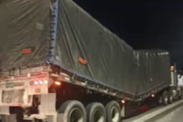 Alerta en la autopista norte: Monumental trancón por accidente de camión militar cargado con ANFO