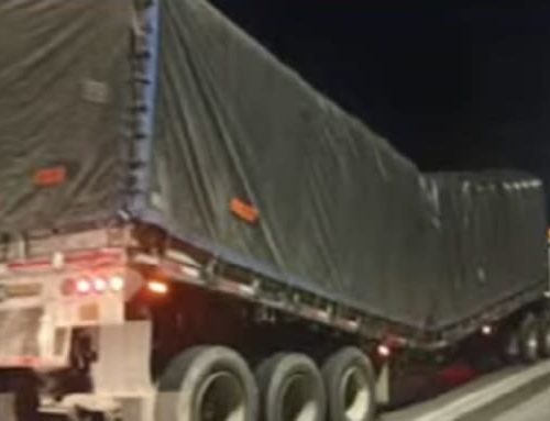 Alerta en la autopista norte: Monumental trancón por accidente de camión militar cargado con ANFO