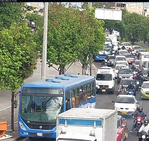 Siniestro vial entre bus y motociclista genera congestión en Suba