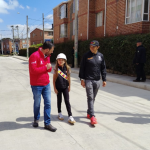 Entregan vía renovada en Bosques de San Carlos con acto simbólico en Suba