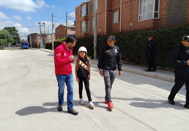 Entregan vía renovada en Urbanización Bosques de San Carlos con acto simbólico en Suba