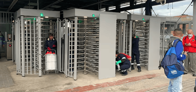 Portal 20 de Julio refuerza controles con torniquetes de piso a techo para frenar a los colados