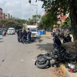 Choque entre dos motociclistas genera congestión vehicular en la calle 142A, en Suba