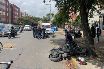 Choque entre dos motociclistas genera congestión vehicular en la calle 142A, en Suba