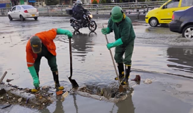 Más de 6.000 toneladas de basura han sido retiradas del alcantarillado de Bogotá en solo 30 días