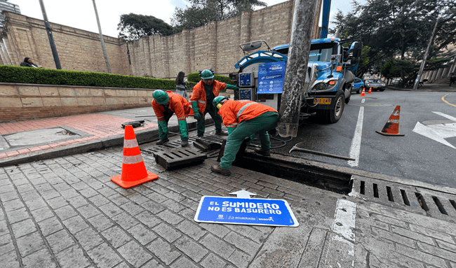 Acueducto de Bogotá refuerza operativos de mantenimiento del alcantarillado para prevenir emergencias durante las lluvias