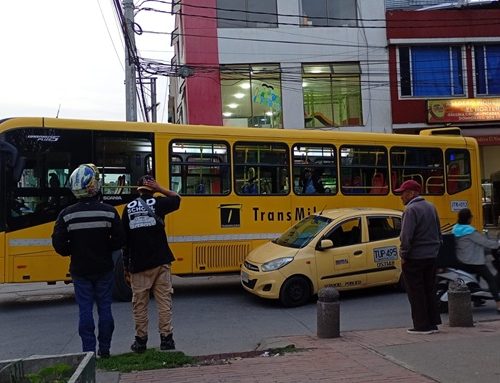 Accidente de tránsito entre bus del SITP y taxi en el barrio La Toscana