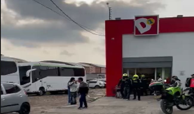 Pareja de jóvenes fue capturada en flagrancia tras intento de hurto en tienda D1 en Caminos de Esperanza en Suba