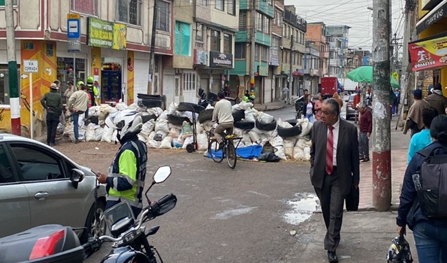 Habitantes de Suba El Rincón bloquean vías por acumulación de basuras