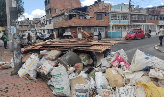 Denuncia ciudadana: Av. Cali con Av. Suba se convirtió en botadero de escombros y dejó sin andenes a los peatones