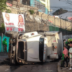 Camión recolector de basura se volcó en Santa Cecilia Alta, Usaquén
