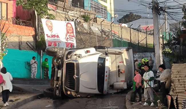 Camión recolector de basura se volcó en Santa Cecilia Alta, Usaquén