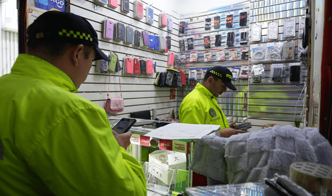 Megaintervención en La Pajarera deja 70 celulares incautados y cinco locales cerrados en Suba