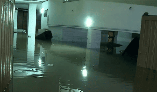 Fuertes lluvias provocaron inundación en parqueadero del barrio Andes, en el norte de Bogotá