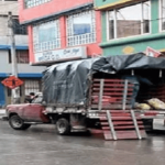 Mal parqueo de vehículos causa caos vial en el barrio Lisboa, en Suba